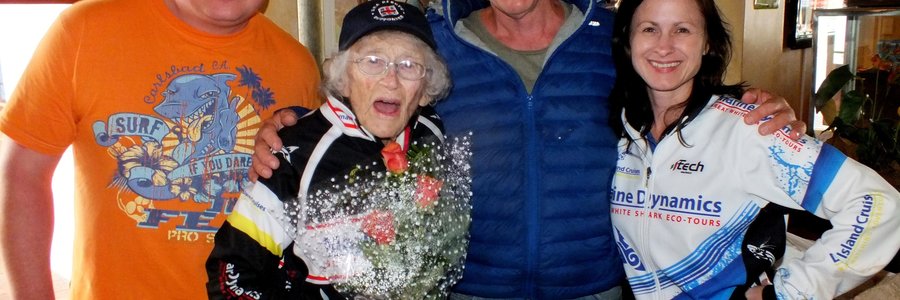  Die 100-jarige avonturier, Georgina Harwood, in die Great White House tussen haar twee seuns, saam met Brenda du Toit links